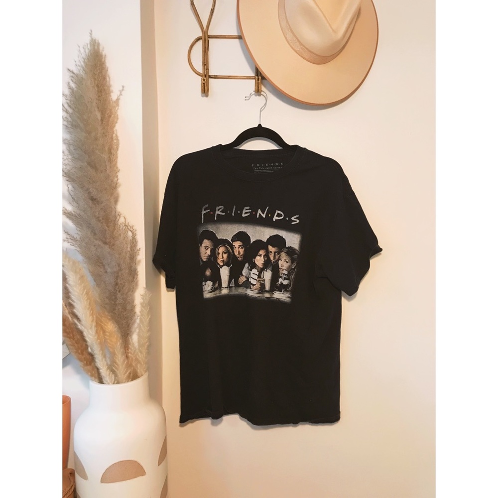 UO Friends Graphic Tee. Size: Large